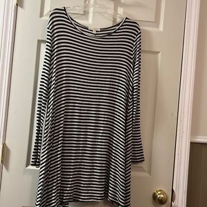 Super comfortable white and black striped long sleeve dress!